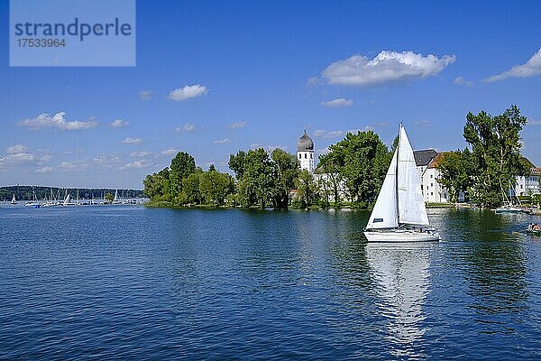 Segelboote vor der Fraueninsel mit Kloster Frauenwörth  Chiemsee  Chiemgau  Oberbayern  Deutschland  Europa