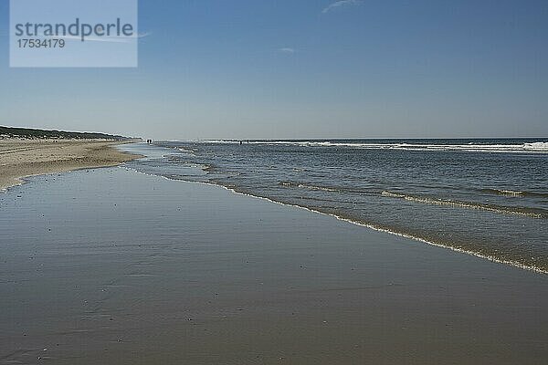 Langer Sandstrand mit auslaufenden Wellen  Juist  Nordsee  Ostfriesland  Niedersachsen  Deutschland  Europa