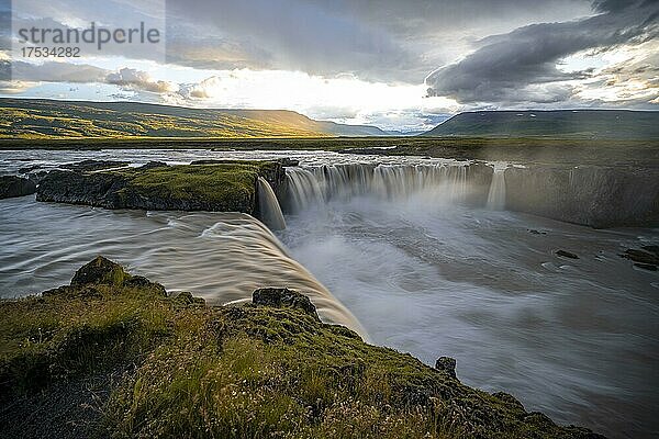 Wasserfall Góðafoss im Sommer  Skjálfandafljót Fluss  Norðurland vestra  Nordisland  Island  Europa
