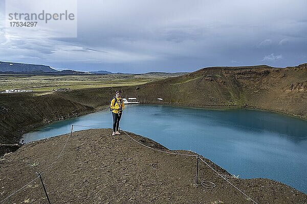 Touristin  Vulkanischer See  Kratersee Viti am Zentralvulkan Krafla  Myvatn  Nordisland  Island  Europa