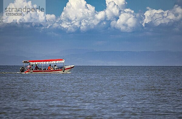 Menschen in einem Boot auf dem Nicaraguasee  ein Boot mit Menschen in Schwimmwesten Managua  Nicaragua  Mittelamerika