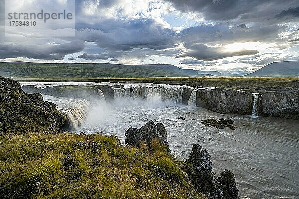 Wasserfall Góðafoss im Sommer  Skjálfandafljót Fluss  Norðurland vestra  Nordisland  Island  Europa