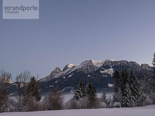 Berggipfel in der Abenddämmerung und Landschaft im Nebel  Nationalpark Gesäuse  Steiermark  Österreich  Europa