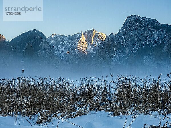 Winterlandschaft im Nebel  Gesäuseeingang  hinten Großer Ödstein bei Sonnenuntergang  Nationalpark Gesäuse  Steiermark  Österreich  Europa