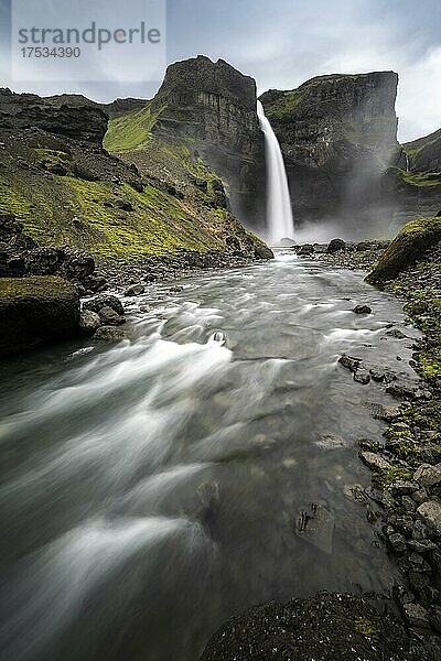 Haifoss und Granni Wasserfall an einem Canyon  Fossá í Þjórsárdal  mit Fluss í Þjórsárdal  Hekla  Island  Europa