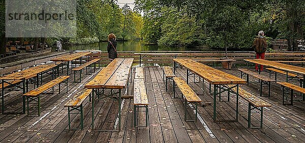 Tische und Bänke in einem leeren Biergarten im Park  Berlin  Deutschland  Europa