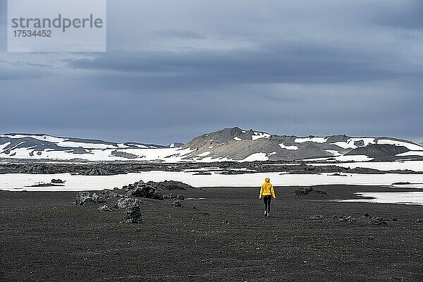 Wanderung im Krater des Vulkans Askja  schneebedeckte Vulkanlandschaft  Island  Europa