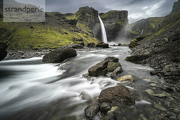 Haifoss und Granni Wasserfall an einem Canyon  Fossá í Þjórsárdal  mit Fluss í Þjórsárdal  Hekla  Island  Europa