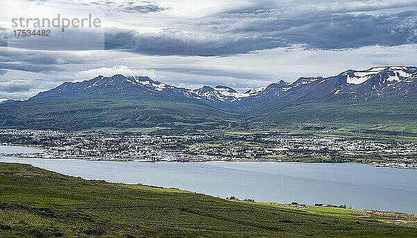 Stadtansicht von Akureyri  hinten Berge  Fjord Eyjafjördur  Nordisland  Island  Europa