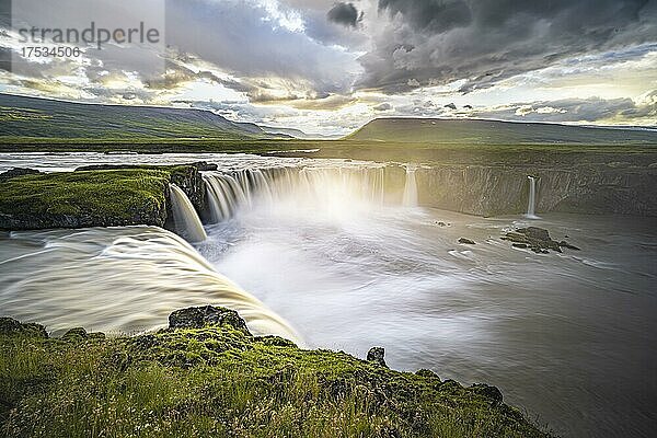 Wasserfall Góðafoss im Sommer  Skjálfandafljót Fluss  Norðurland vestra  Nordisland  Island  Europa