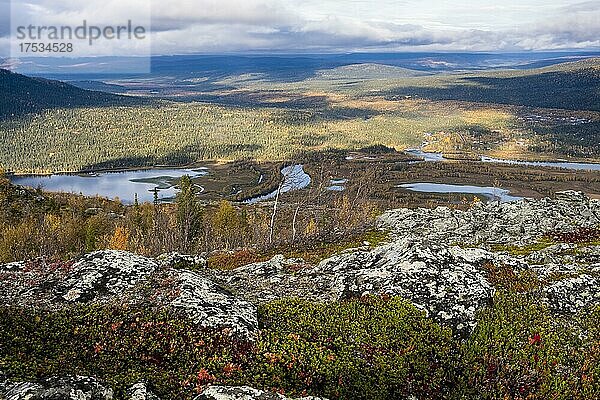 Herbstliche Landschaft  Ausblick von Berg Nammasj  Kvikkjokk Delta  Sarek Nationalpark  Norrbotten  Norrbottens län  Laponia  Lappland  Schweden  Europa