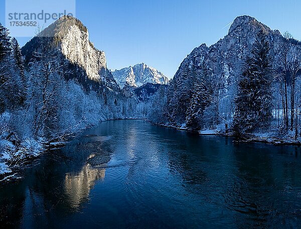 Ausblick von der Ennsbrücke in die Winterlandschaft beim Gesäuseeingang  hinten der Ödstein  bei Weng  Nationalpark Gesäuse  Steiermark  Österreich  Europa