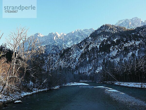 Winterlandschaft  Fluss Enns und Hochtorgruppe  Nationalpark Gesäuse  Steiermark  Österreich  Europa