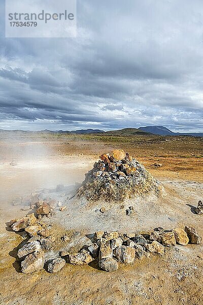 Dampfender Fumarol  Solfatar im Geothermalgebiet Hverarönd  auch Hverir oder Namaskard  Nordisland  Island  Europa