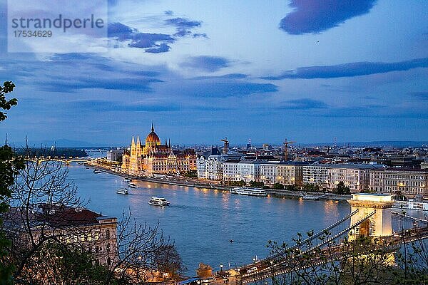 Parlament mit Donau  Budapest  Ungarn  Europa