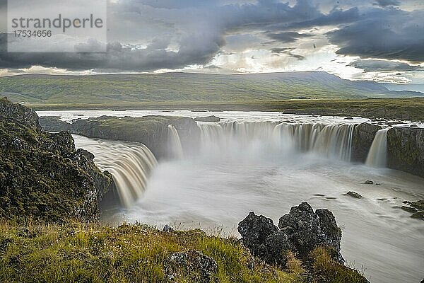 Wasserfall Góðafoss im Sommer  Skjálfandafljót Fluss  Norðurland vestra  Nordisland  Island  Europa