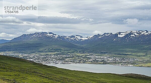 Stadtansicht von Akureyri  hinten Berge  Fjord Eyjafjördur  Nordisland  Island  Europa
