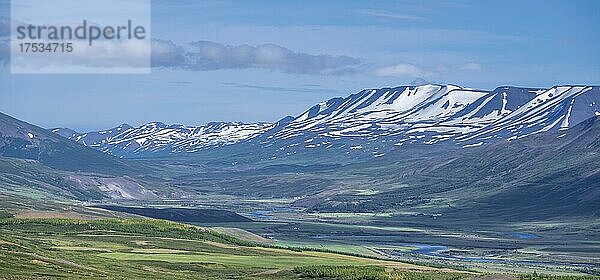 Landschaft bei Akureyri  hinten Berge  Fjord Eyjafjördur  Nordisland  Island  Europa