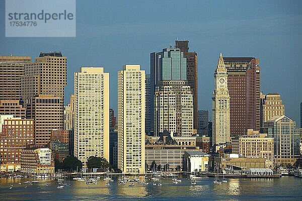 Stadtansicht  Skyline mit Wolkenkratzern  Blick auf die Stadt  Boston  Massachusetts  USA  Nordamerika