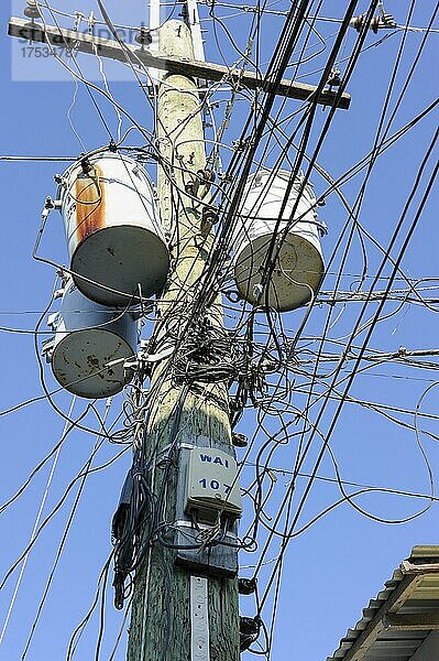 Gewirr von verknotete Stromkabel an Verteilermast für Stromversorgung  Philippinen  Asien