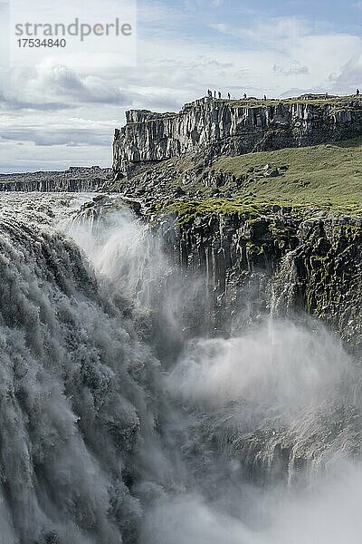 Schlucht  Canyon mit herabstürzenden Wassermassen  Dettifoss Wasserfall im Sommer  Nordisland  Island  Europa