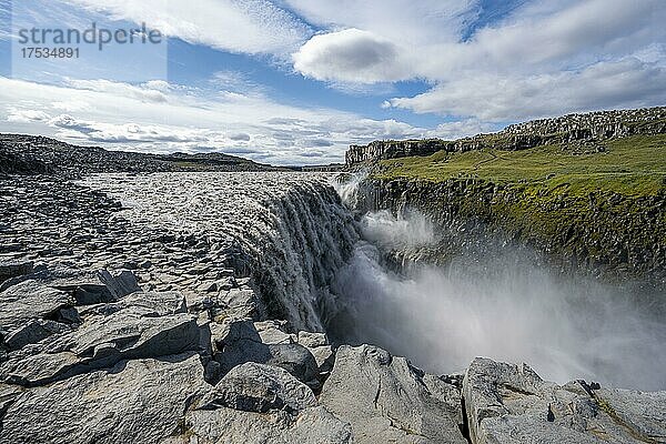 Schlucht  Canyon mit herabstürzenden Wassermassen  Dettifoss Wasserfall im Sommer  Nordisland  Island  Europa
