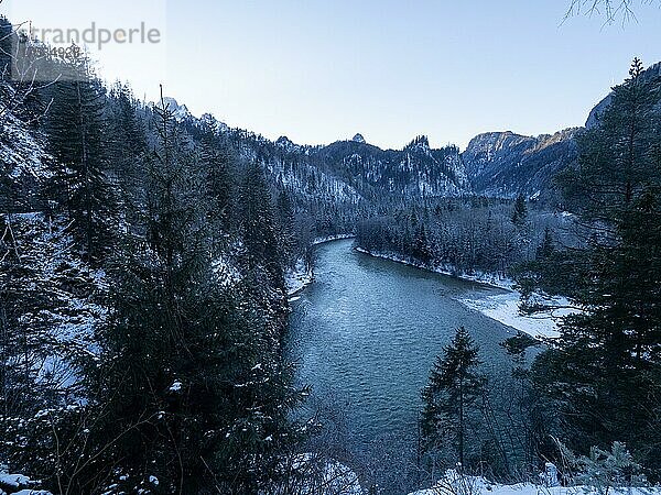 Winterlandschaft und Fluss Enns  Nationalpark Gesäuse  Steiermark  Österreich  Europa