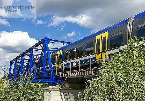 Regionalbahn deim überqueren einer blauen Eisenbahnbrücke  Berlin  Deutschland  Europa