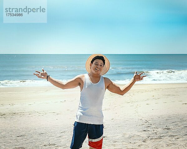 Glücklicher hübscher Mann im Urlaub im Freien  Glücklicher junger Mann am Strand  Touristisches Reisekonzept Rivas  Nicaragua  Mittelamerika