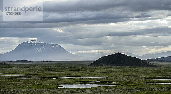 Herðubreið Tafelberg  Vulkanlandschaft  karge Landschaft  Vatnajökull-Nationalpark  Isländisches Hochland  Island  Europa