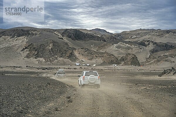 4x4 Auto auf Schotterstraße  karge Landschaft  Isländisches Hochland  Island  Europa