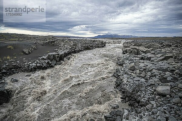 Fluss Jökulsá á Fjöllum  Vulkanlandschaft  karge Landschaft  Vatnajökull-Nationalpark  Isländisches Hochland  Island  Europa