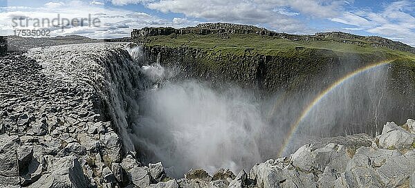 Regenbogen  Schlucht  Canyon mit herabstürzenden Wassermassen  Dettifoss Wasserfall im Sommer  Nordisland  Island  Europa