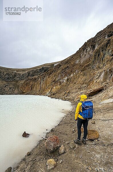 Wanderin am Kratersee Víti im Krater des Vulkans Askja  Gebirgsmassiv Dyngjufjöll  Island  Europa