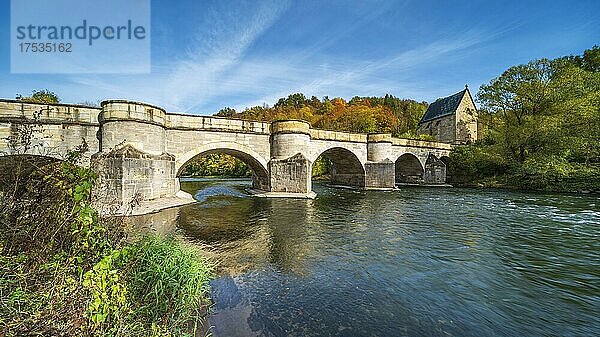 Mittelalterliche Steinbrücke über den Fluss Werra  13. Jh. hinten die Liboriuskapelle  Creuzburg  Thüringen  Deutschland  Europa