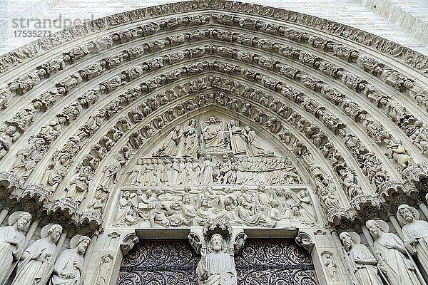 Detail des gotischen Hauptportals  Kathedrale Notre-Dame de Paris  Paris  Frankreich  Europa