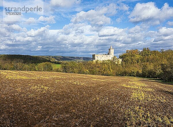 Herbstlandschaft mit Burgruine Rudelsburg  abgeerntetes Feld  stürmischer Himmel  Bad Kösen  Burgenlandkreis  Sachsen-Anhalt  Deutschland  Europa