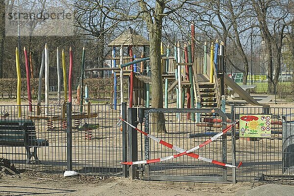 Abgesperrt aufgrund der Corona-Krise  Leerer Kinderspielplatz im Volkspark Wilmersdorf  Berlin  Deutschland  Europa