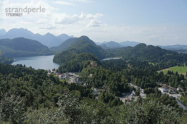 Alpsee und Hohenschwangau  Schwangau  Bayern  Deutschland  Europa