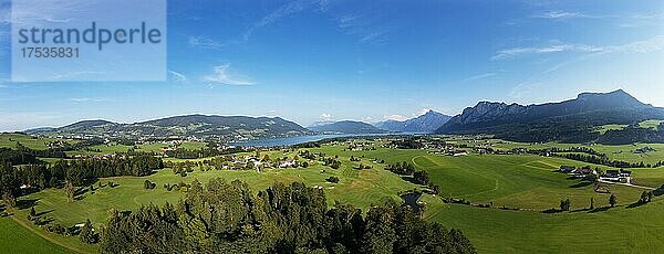 Drohnenaufnahme  Panoramablick ins Mondseeland mit Golfclub Drachenwand  Mondsee  Salzkammergut  Oberösterreich  Österreich  Europa