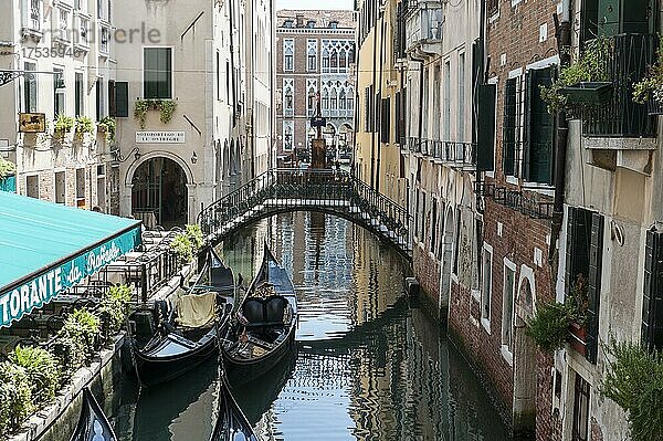 Kleiner Kanal mit Brücke  ruhiger Seitenkanal mit Gondeln  historische Häuserfassaden  Venedig  Venezia  Venetien  Italien  Europa