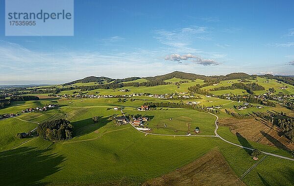 Drohnenaufnahme  Agrarlandschaft mit Bauernhöfen bei der Ortschaft Oberhofen  Salzkammergut  Oberösterreich  Österreich  Europa
