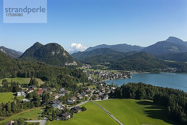 Drohnenaufnahme  Fuschlsee mit Ortschaft Fuschl am See  Salzkammergut  Land Salzburg  Österreich  Europa