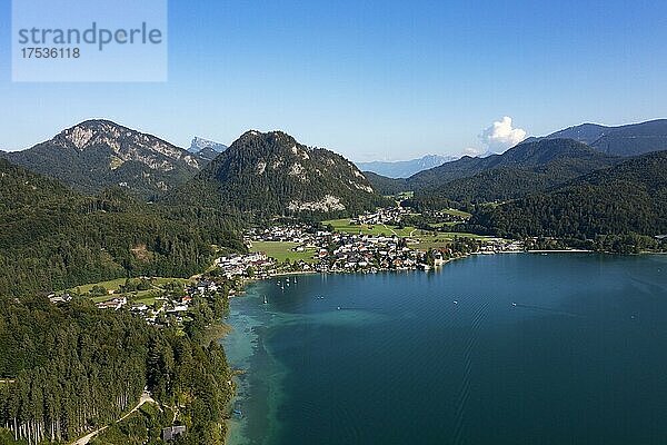 Drohnenaufnahme  Panorama vom Fuschlsee mit Ortschaft Fuschl am See  Salzkammergut  Land Salzburg  Österreich  Europa