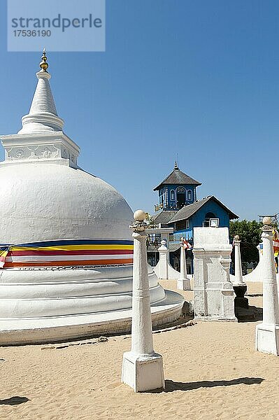 Buddhismus und Hinduismus  Tondeswaram-Tempel  weißer Dagoba  Stupa  blauer Hindu-Tempel Devinuwara Sri Vishnu Maha Devalaya  Dondra bei Matara  Südprovinz  Sri Lanka  Asien