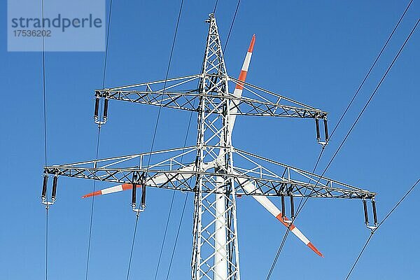 Hochspannungsmast  Überlandleitung  Windrad  Stromerzeugung  Deutschland  Europa