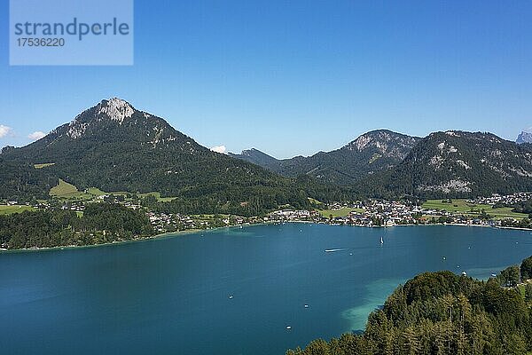 Drohnenaufnahme  Fuschlsee mit Ortschaft Fuschl am See  Salzkammergut  Land Salzburg  Österreich  Europa