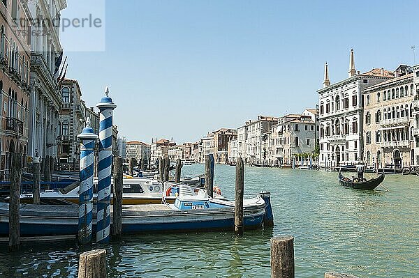 Bootsanleger  historische Häuserfassaden  Gondel  Canale Grande  Venedig  Venezia  Venetien  Italien  Europa