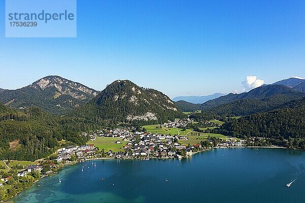 Drohnenaufnahme  Fuschlsee mit Ortschaft Fuschl am See  Salzkammergut  Land Salzburg  Österreich  Europa