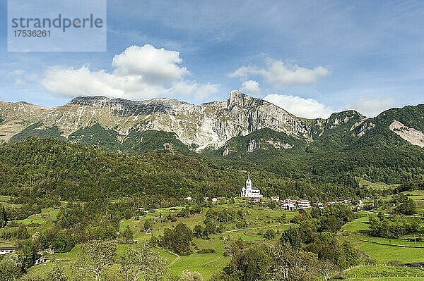 Berg Krn  Monte Nero  Dorf mit Kirche  Dre?nica  Dresnitz  Kobarid  Krn-Gebirgsstock  Triglav-Nationalpark  Julische Alpen  Slowenien  Europa